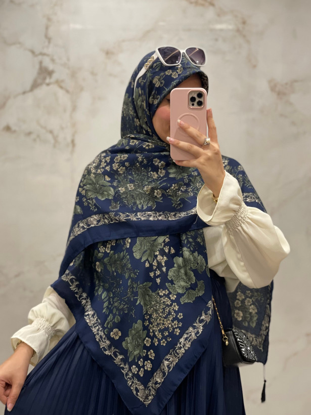 روسری نخی سیااسکارف سورمه ای طرح گل