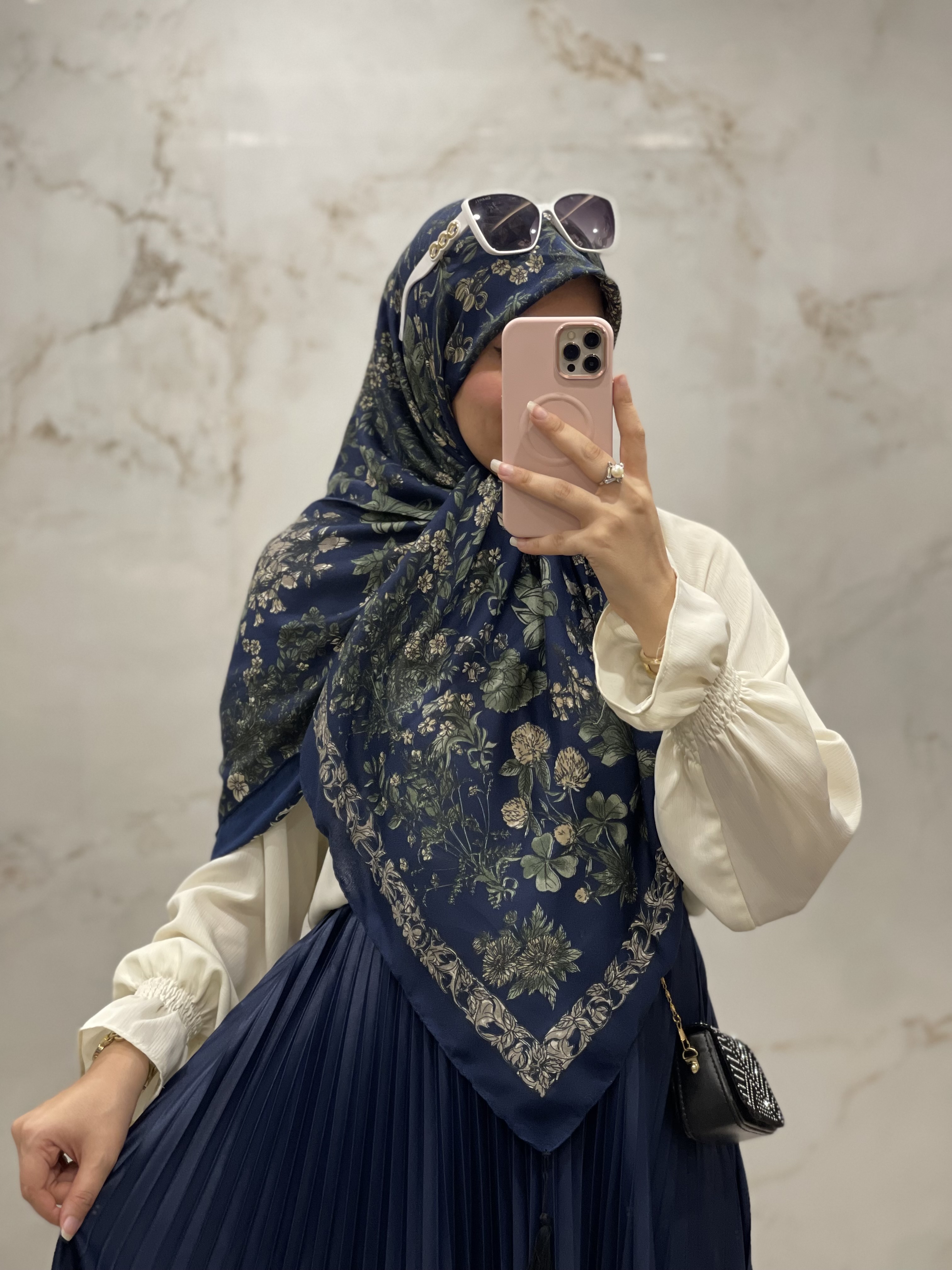 روسری نخی سیااسکارف سورمه ای طرح گل