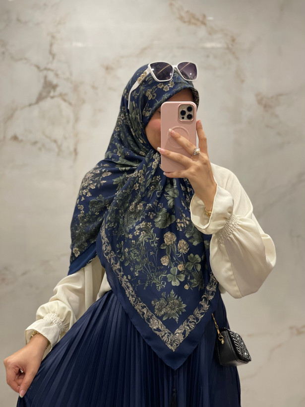 روسری نخی سیااسکارف سورمه ای طرح گل