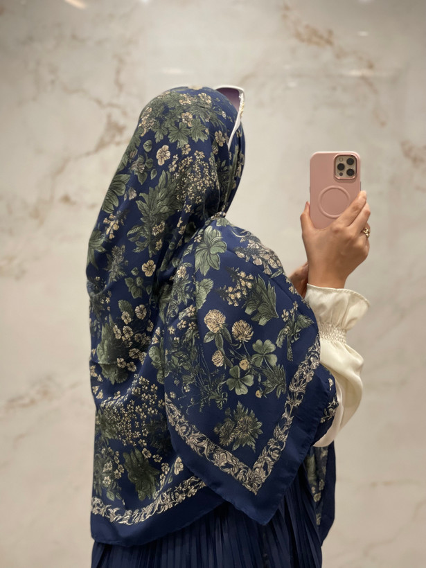 روسری نخی سیااسکارف سورمه ای طرح گل