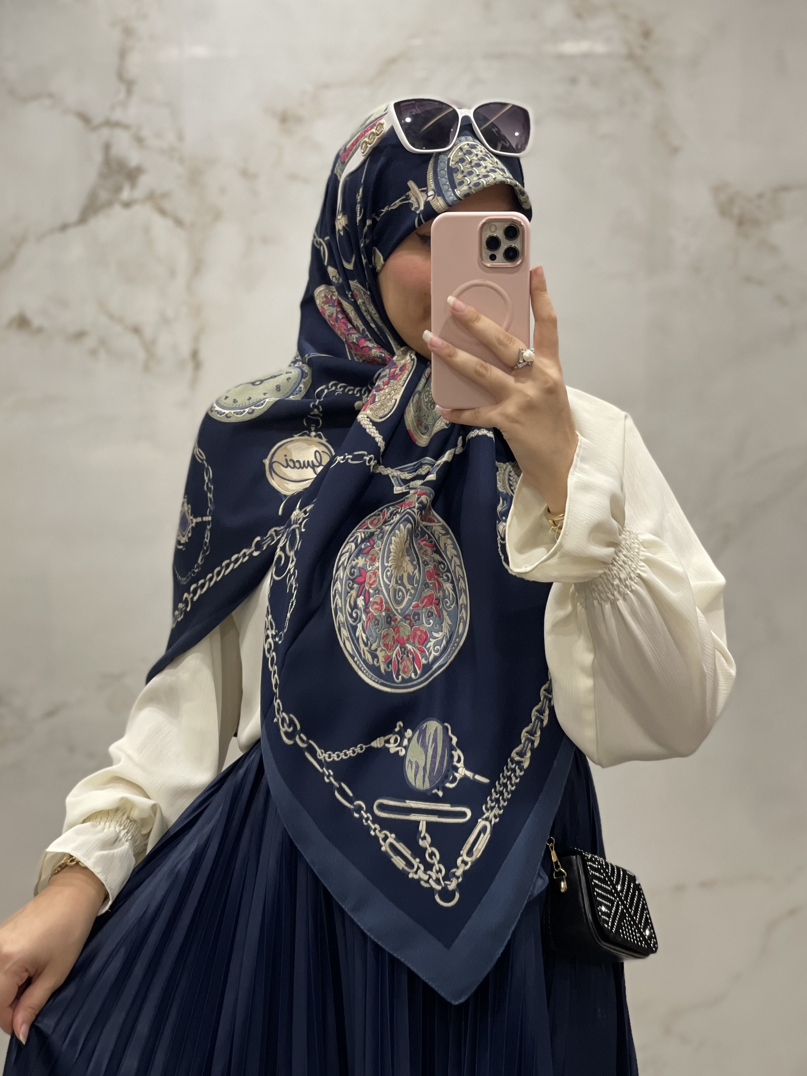 روسری نخی سیااسکارف رنگ سورمه ای طرح زنجیری