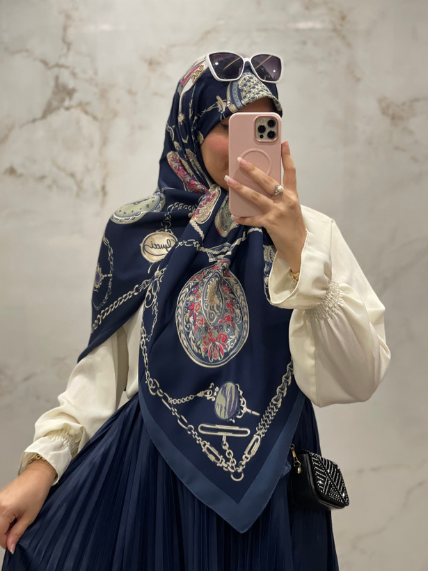 روسری نخی سیااسکارف رنگ سورمه ای طرح زنجیری