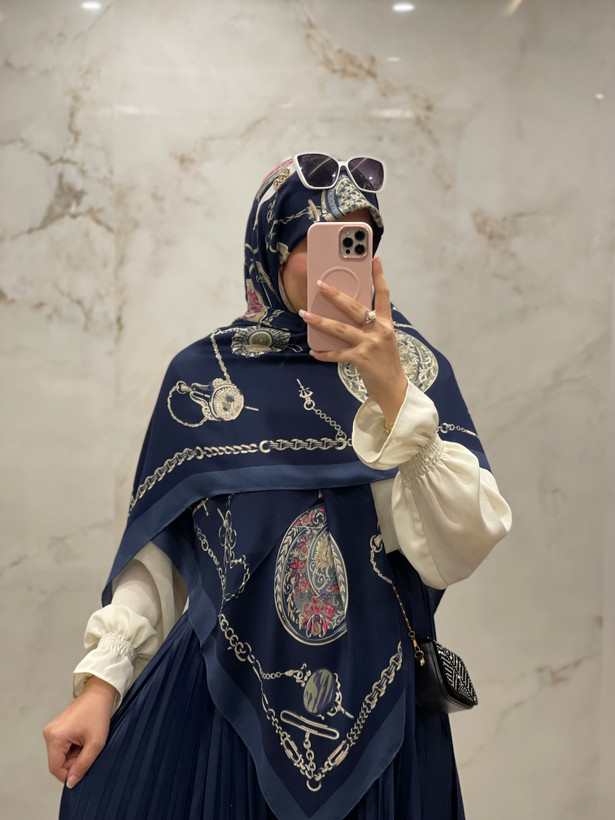 روسری نخی سیااسکارف رنگ سورمه ای طرح زنجیری