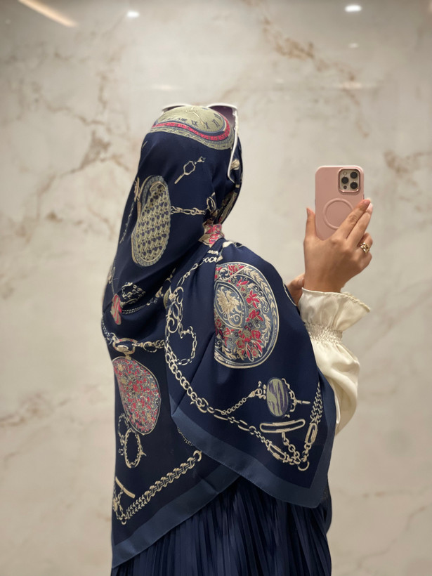 روسری نخی سیااسکارف رنگ سورمه ای طرح زنجیری