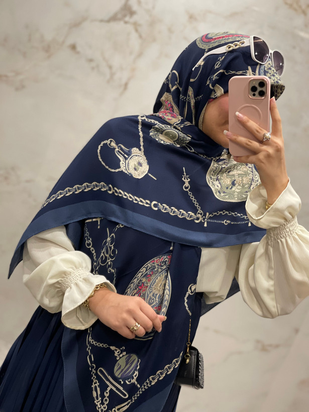 روسری نخی سیااسکارف رنگ سورمه ای طرح زنجیری