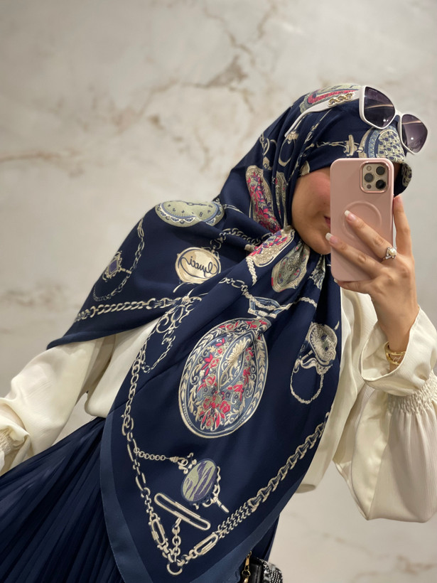 روسری نخی سیااسکارف رنگ سورمه ای طرح زنجیری
